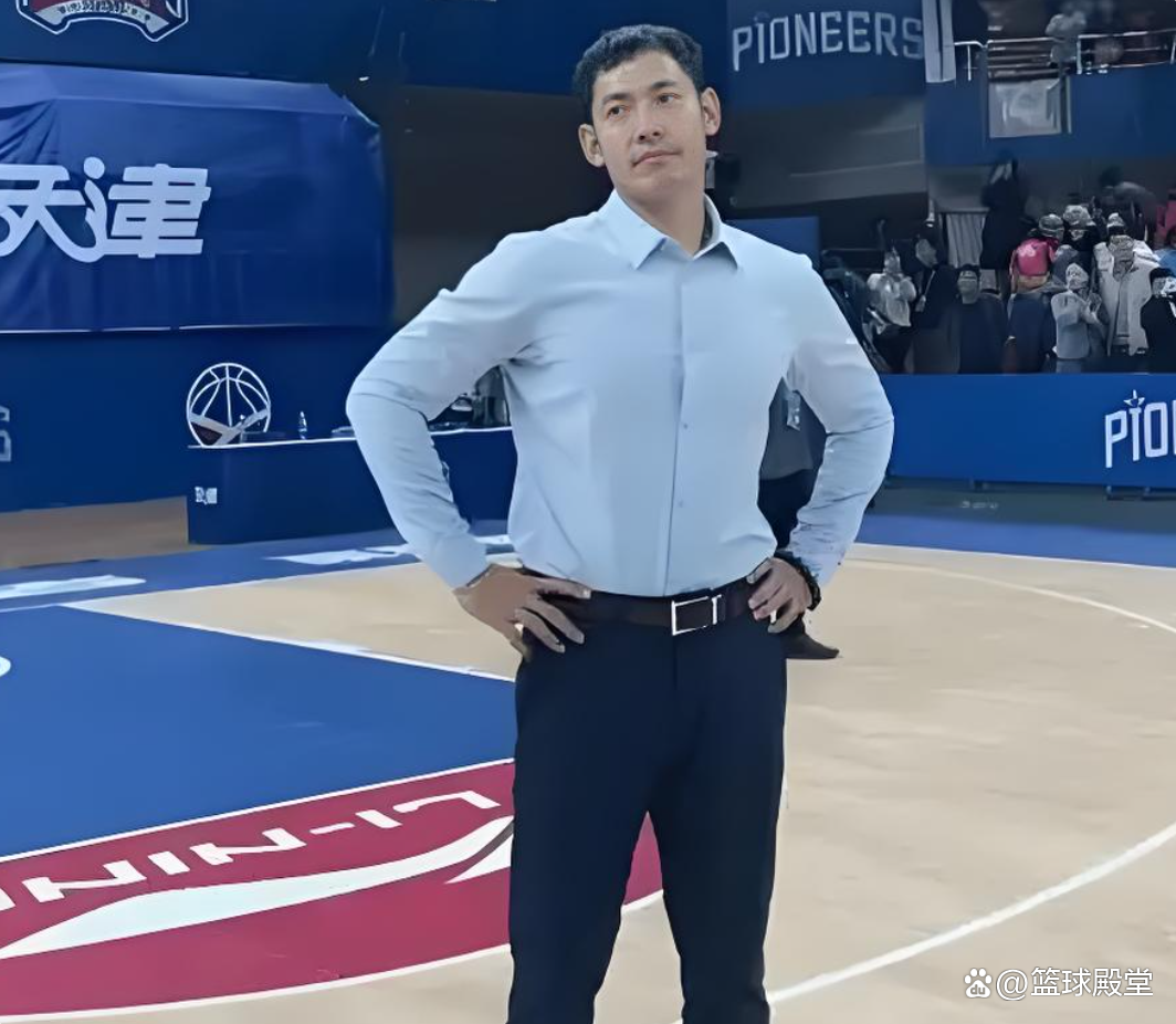 闵鹿蕾因个人原因辞职聘请张庆鹏担任主教练的简单介绍