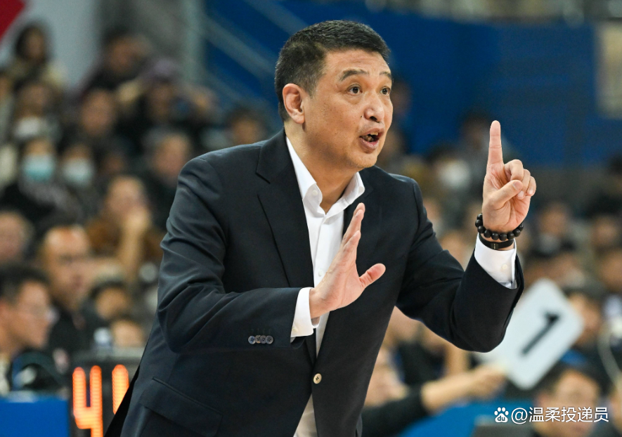 闵鹿蕾因个人原因辞职聘请张庆鹏担任主教练的简单介绍